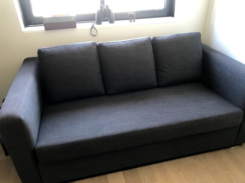 Sofá de três pessoas, em tecido cinza escuro, excelente estado!