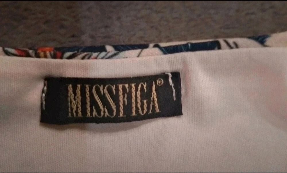 Piękna sukienka z rozcięciem na nogę marka Missfiga rozmiar XS 34