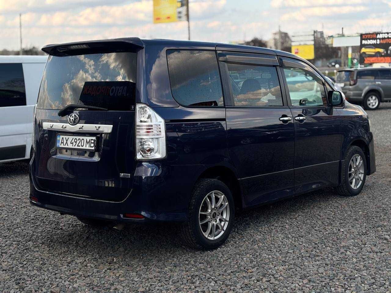 Toyota Voxy 2009 2.0 бензин автомат