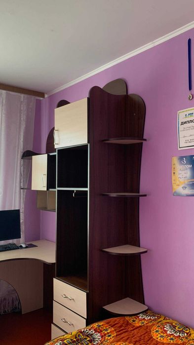 Стіл з надбудовою та пеналом для дитини