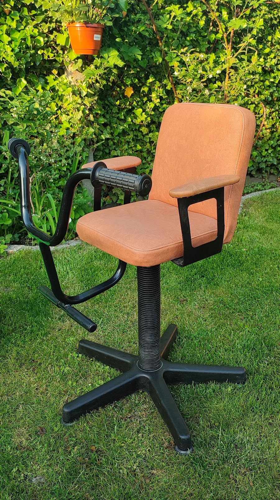 Krzesełko dla młodego klienta,fotel fryzjerski dla dziecka z kierownic
