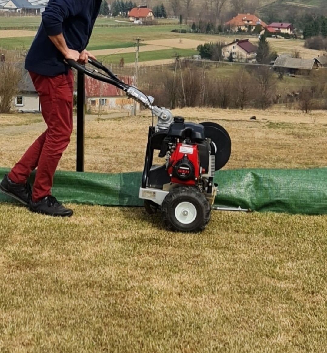 Układanie przewodu pod robota koszącego.  Montaż robotów