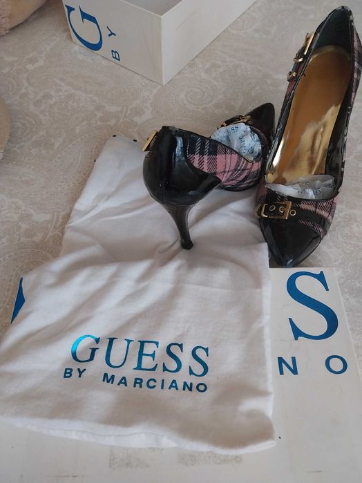 Sapato de senhora tamanho 39, com salto alto da Guess