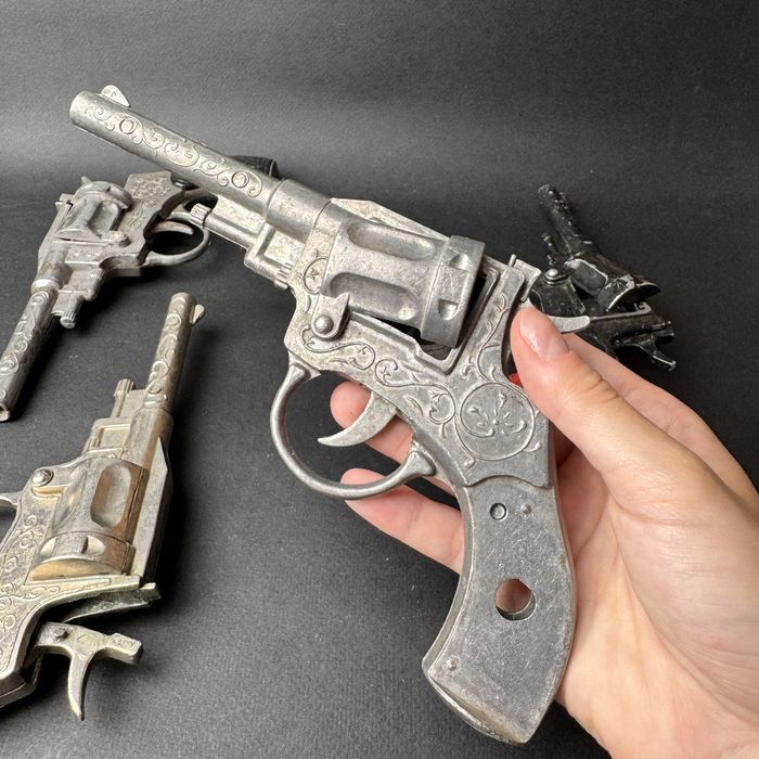 Вінтажні іграшкові алюмінієві револьвери СССР