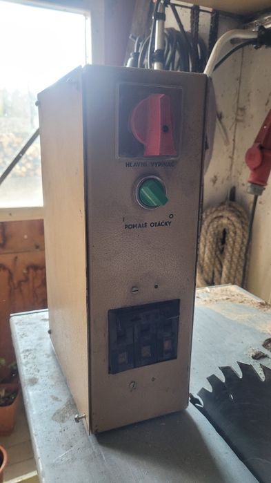 skrzynka elektryczna metalowa