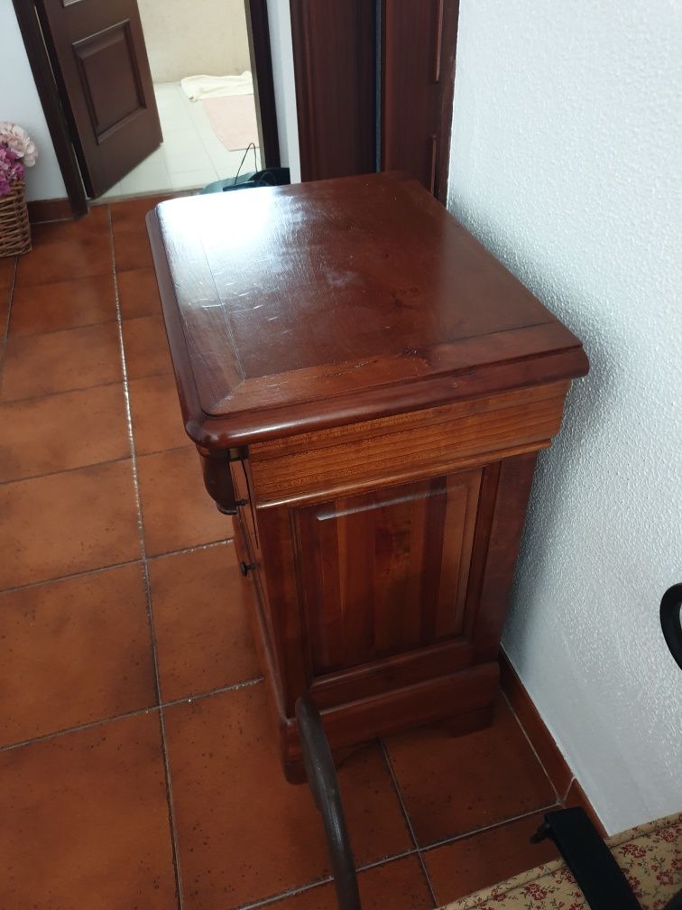 Mesa de cabeceira cerejeira