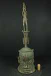 Escultura em bronze Sinete de cerimônia real, militar Benin séc xvi