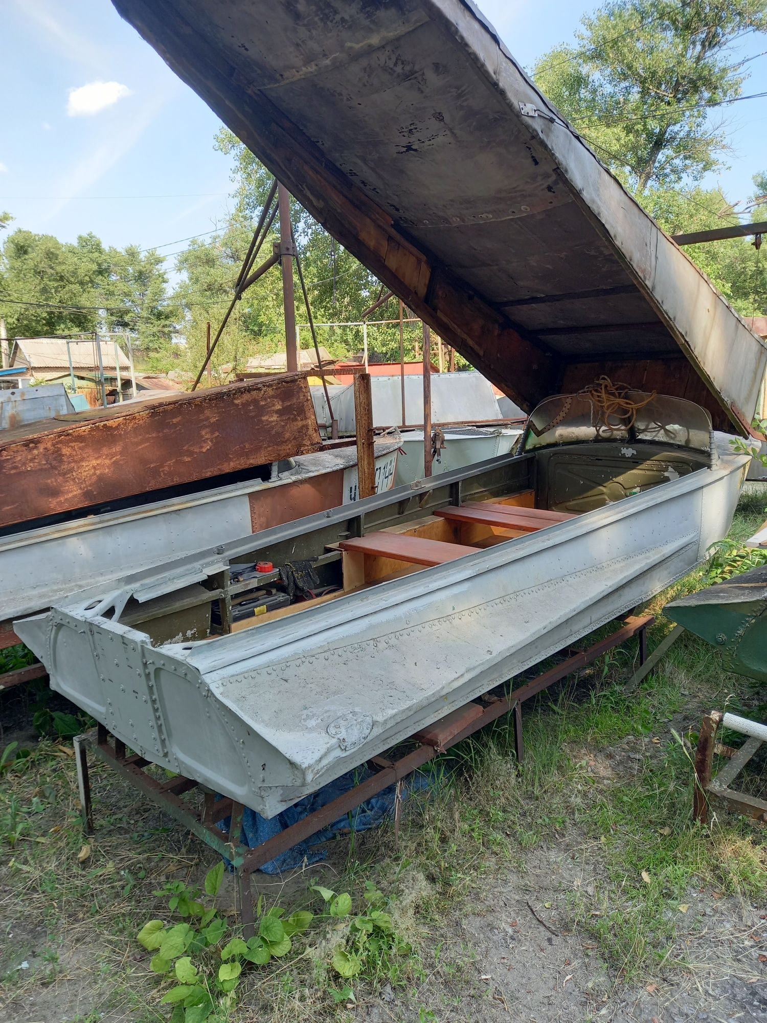 Продам лодку "южанка " с булями , мотор Нептун +  три бокса