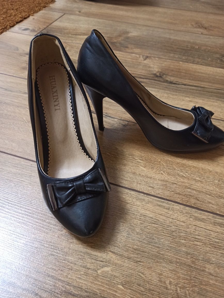 Жіночі туфлі нарядні, чорні на шпильці