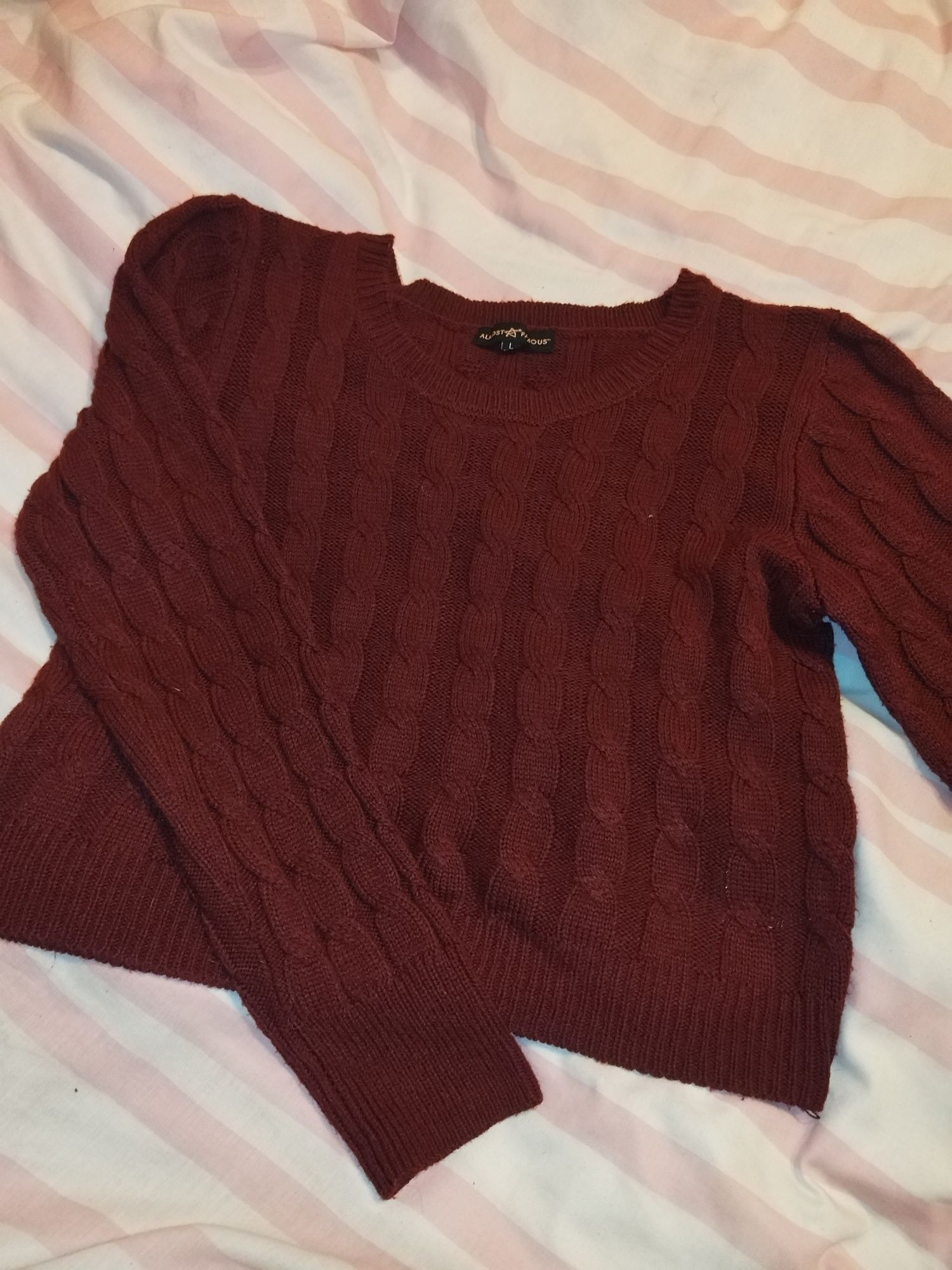 Burgundowy krótszy sweterek wzór warkocza L