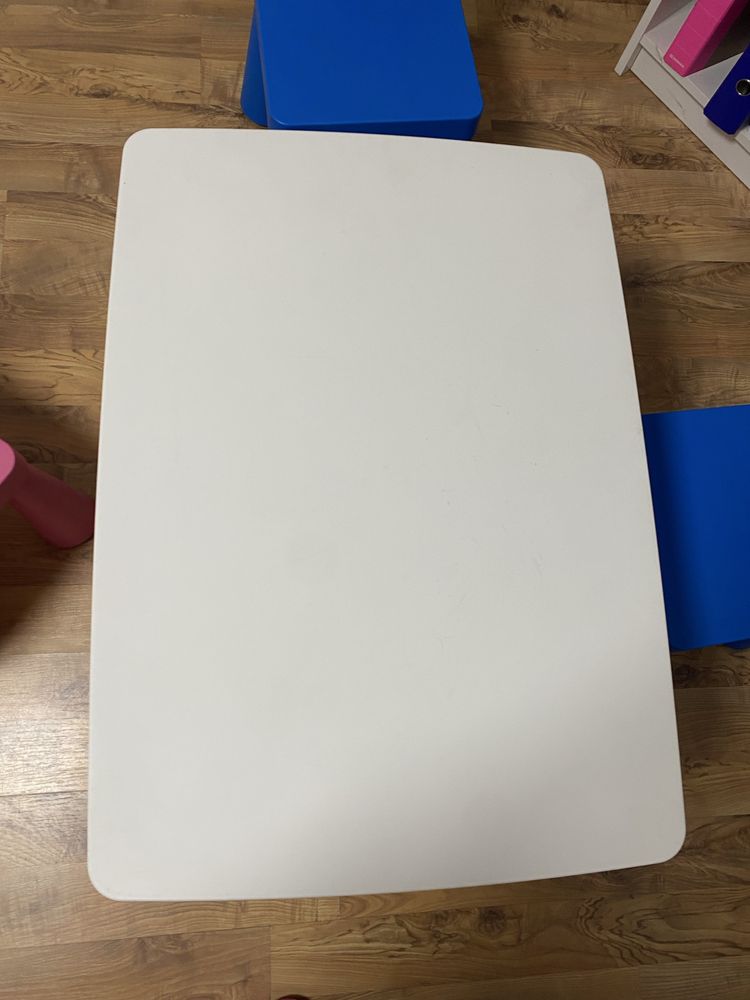 Zestaw stolik plus cztery krzesełka mamut ikea