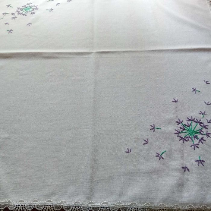 kremowy obrusek 78cm x78cm haft ręczny ,z gipiurą