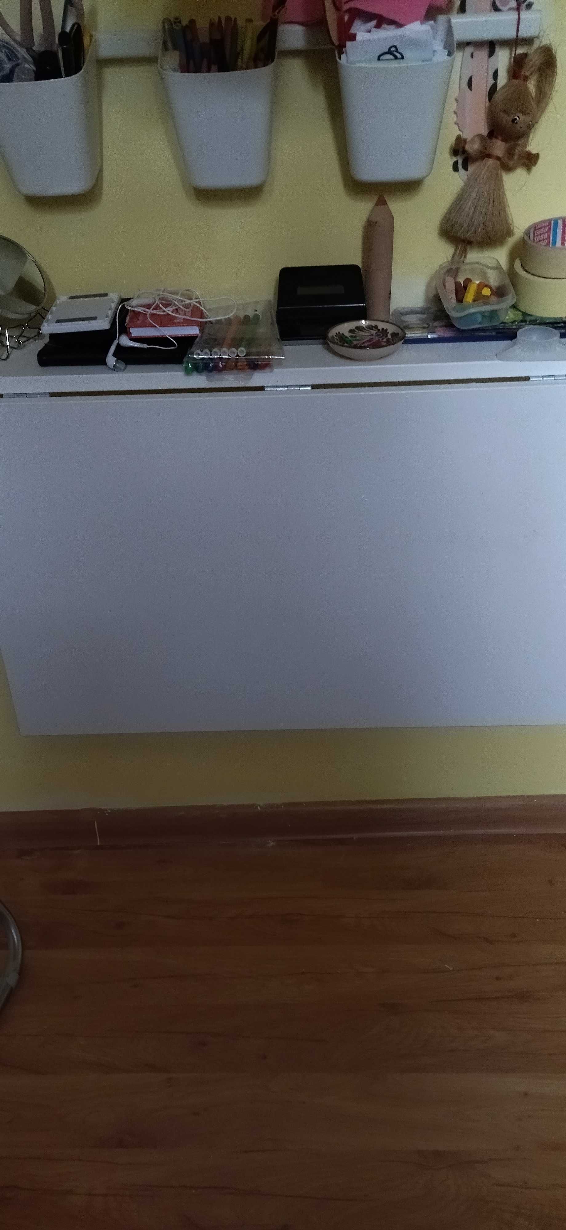 stolik zawieszany na ścianę