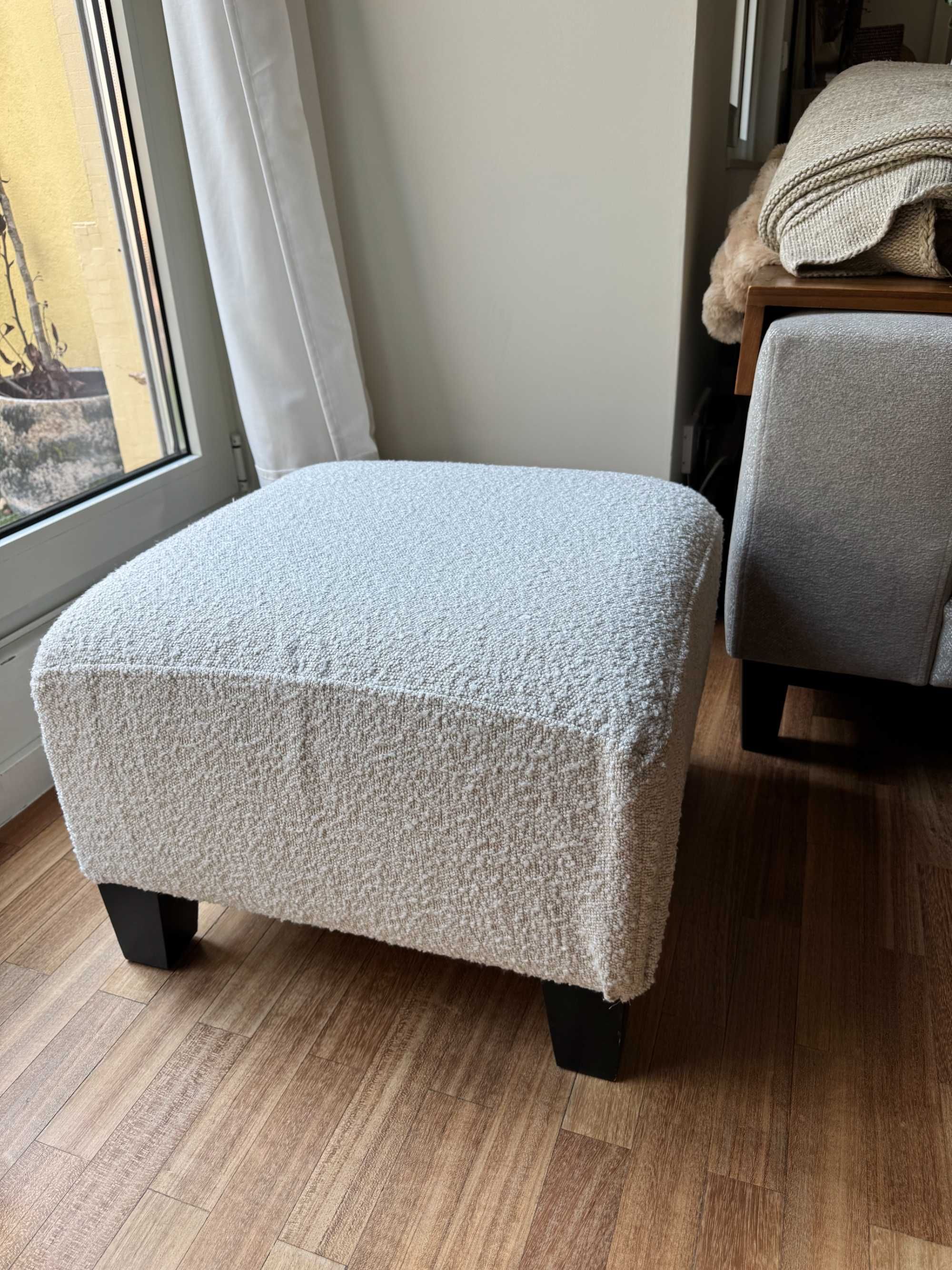 Pufe em Tecido Bouclé Branco – €50