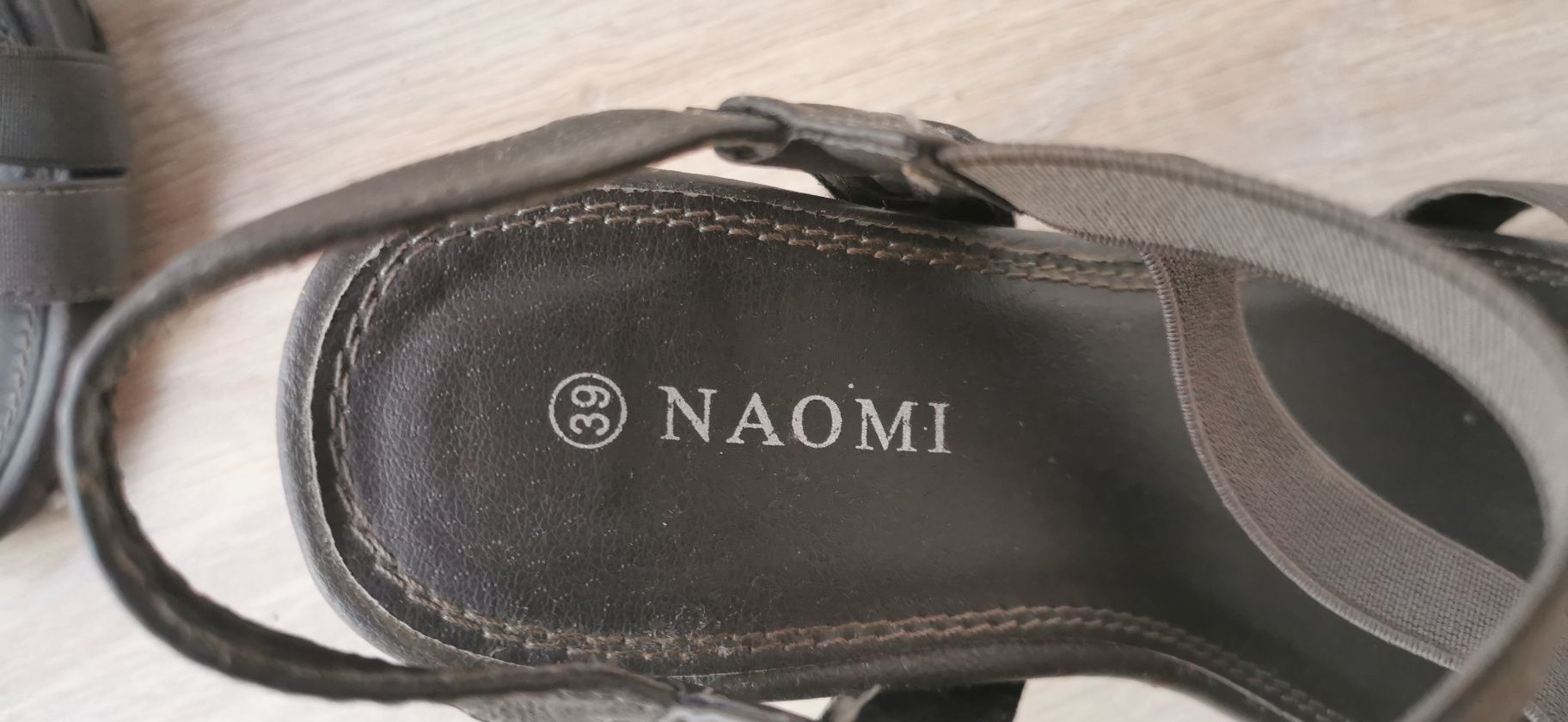 Sandały na koturnie Naomi 39