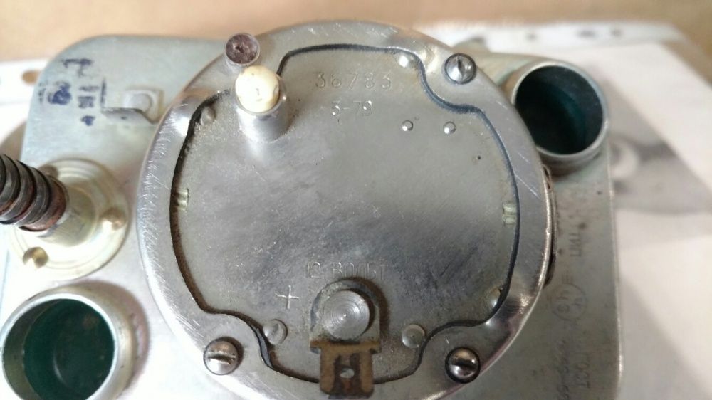 Годинник  автомобільний,люмінесцентні  стрілки.