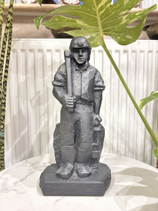 Figurka górnika z węgla