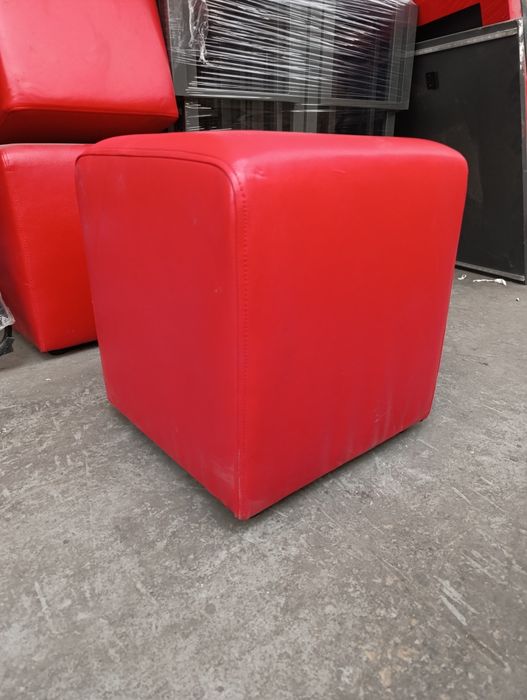 Пуфи червоного кольору