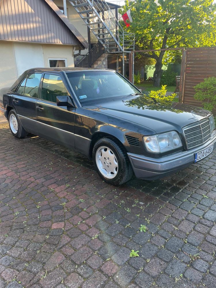 mercedes benz. ciemna perła.E klasa