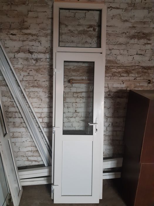 Металопластикові двері білого кольору