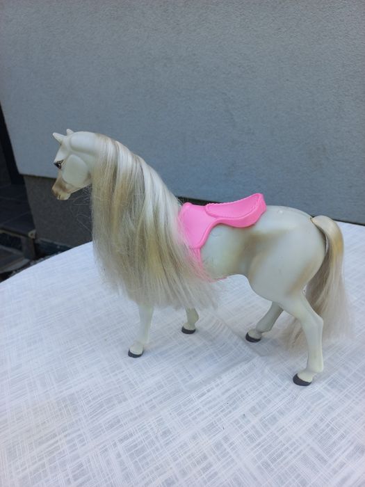 Koń dla barbie z siodłem