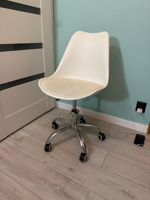 Krzesło do biurka obrotowe białe