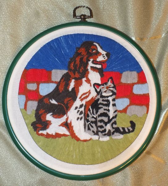 Uroczy obraz z Anglii kot kotek kociak i pies piesek psiak ręczny haft