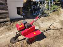Moto enchada com charrua e frese
