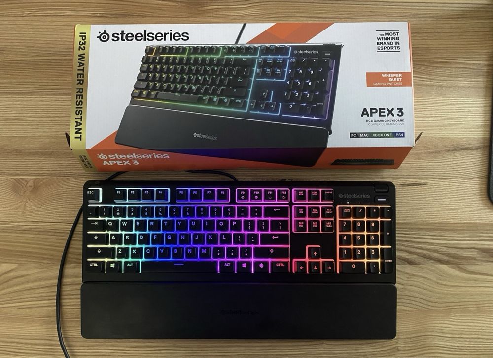 Klawiatura Steelseries APEX 3 RGB przewodowa. Podkładka pod nadgarstki