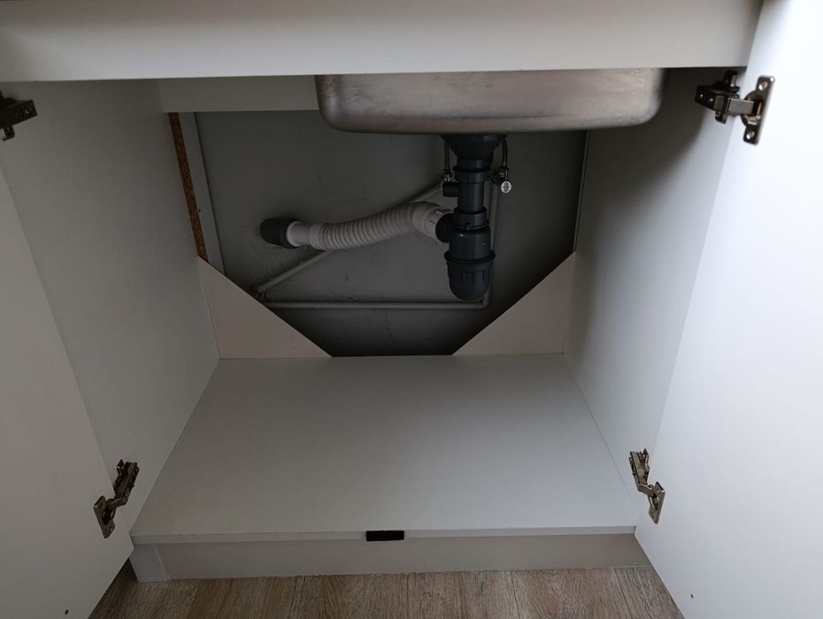 Szafki kuchenne z blatem i zlewem