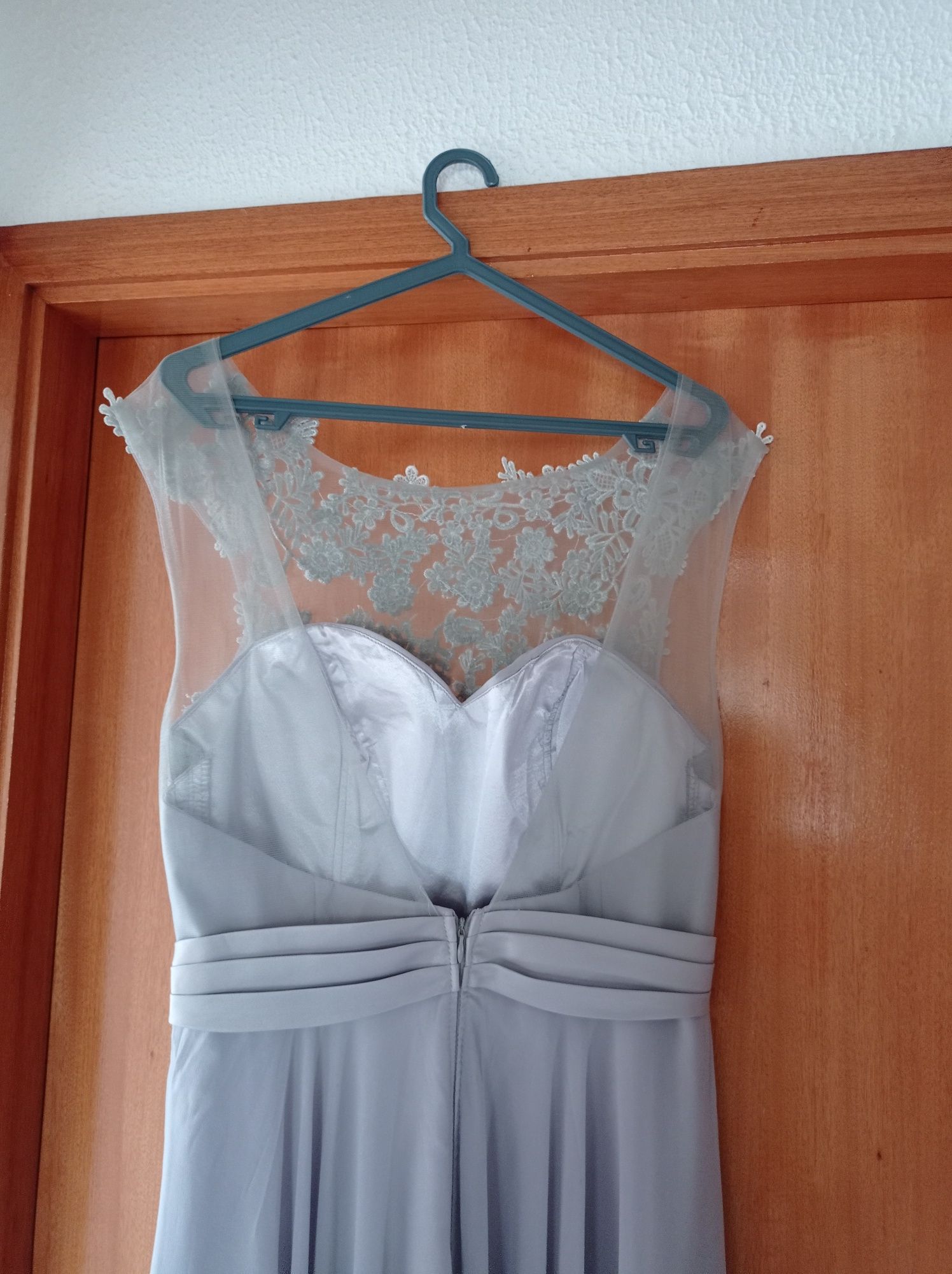 Vestido de cerimónia cinzento
