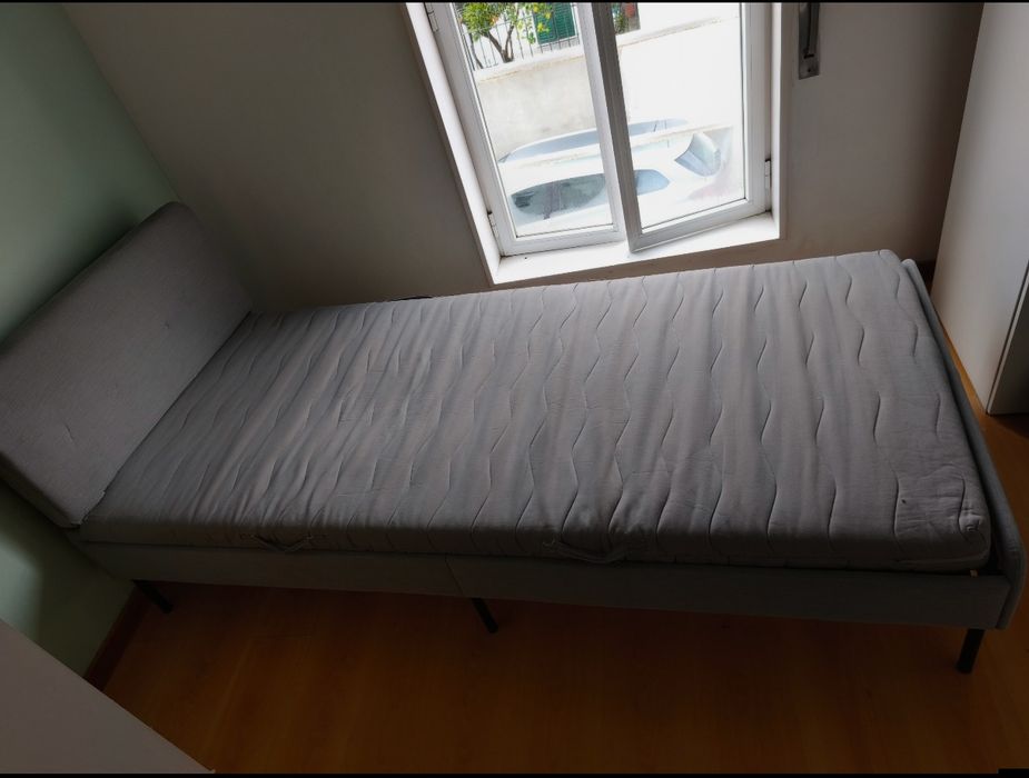 Cama de solteiro e colchão