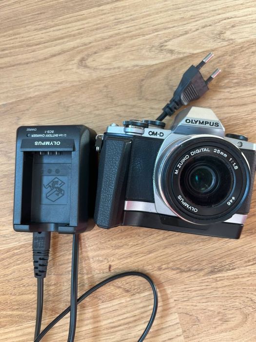 Olympus OM-D E-M10 с объективом Olympus M.ZUIKO DIGITAL 25mm 1:1.8.