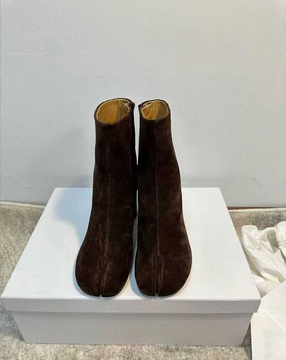 Коричневые замшевые ботильоны Maison Margiela Tabi коричневі замшеві