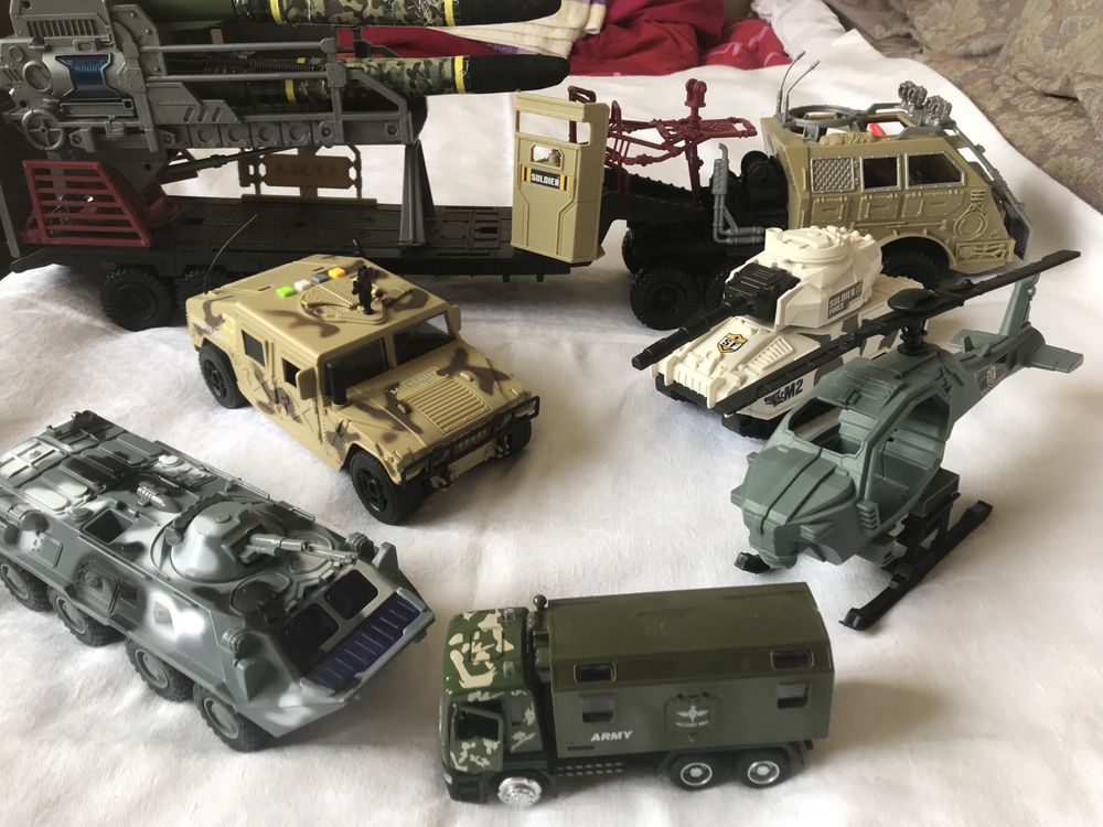 Іграшкова військова техніка БТРи, танки, ракетні установки, гелікоптер