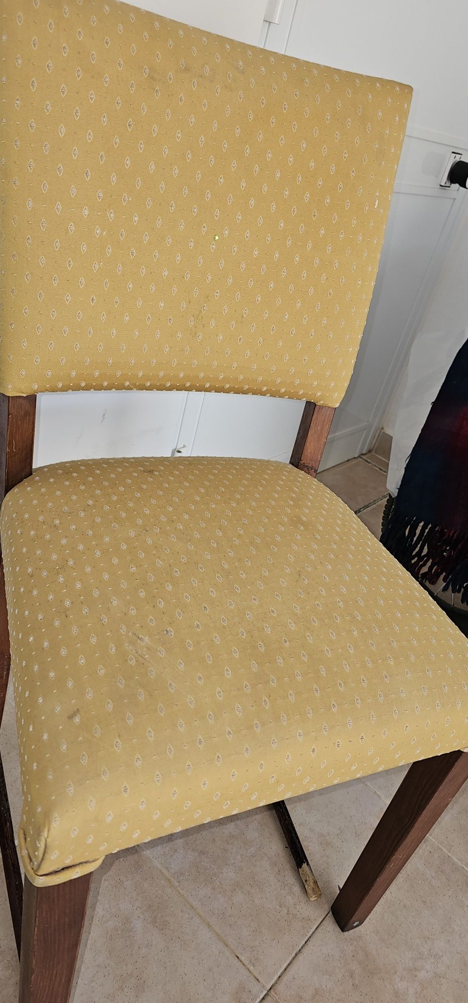 Cadeira co. Estofo amarelo