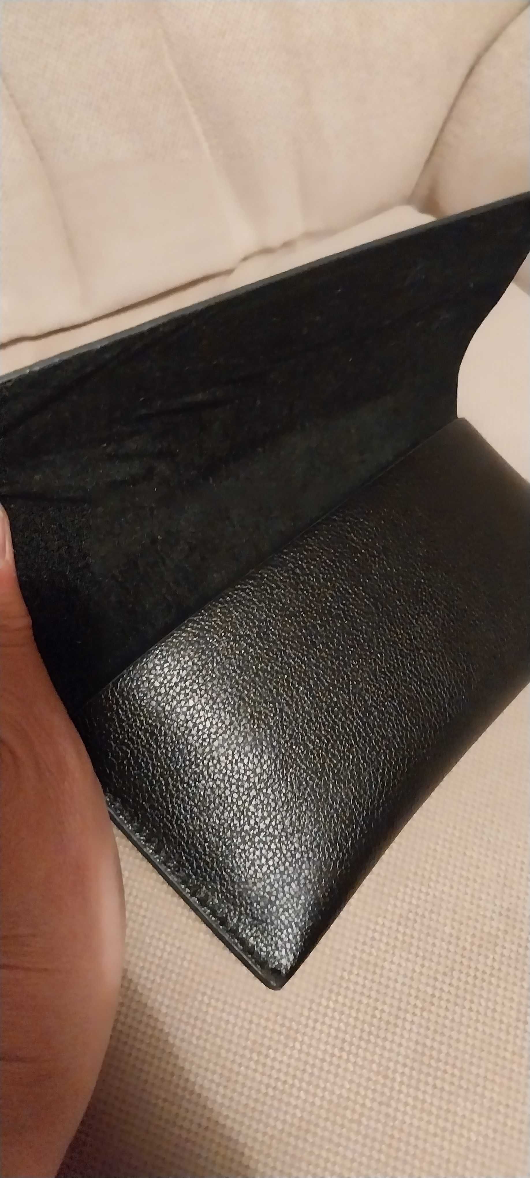 Czarne    etui na okulary