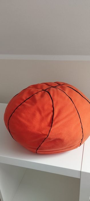 Maskotka, poduszka do siedzenia, piłka do koszykówki.