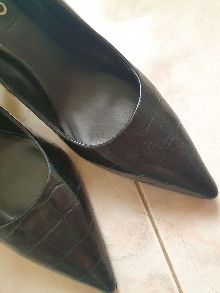 Sapatos pretos Mango