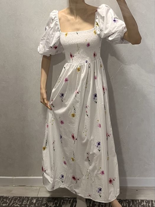 Плаття біле з принтом квітів