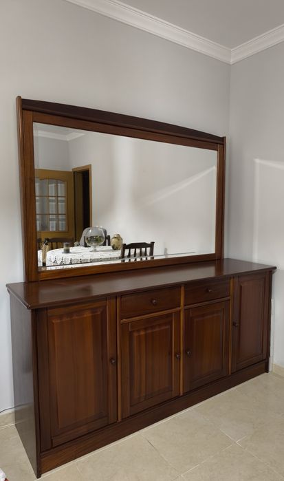 Aparador de sala com espelho