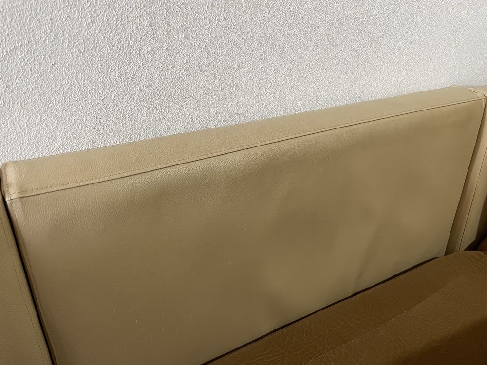Sofa bastante confortavel com chaise long a direita