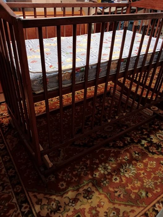 Дерев'яне дитяче ліжко з маятником без матрацу