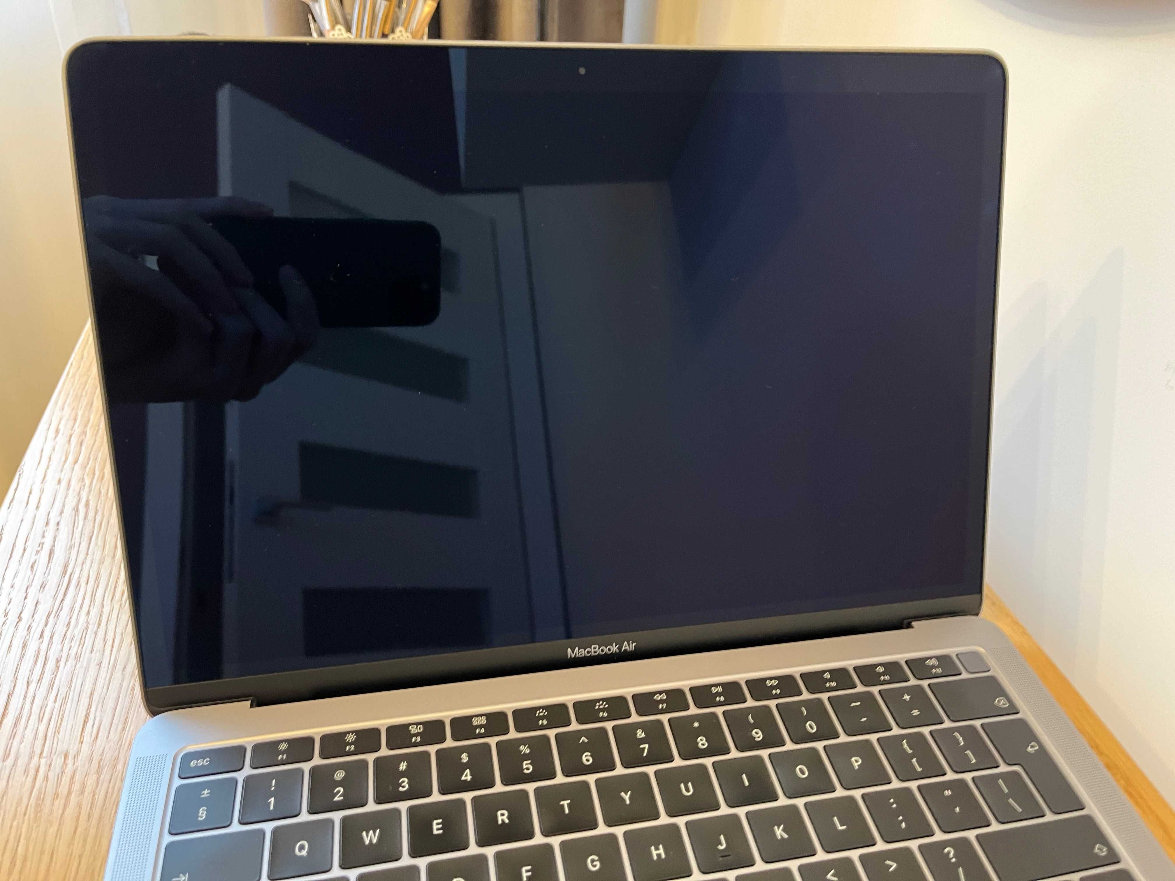 MacBook Air 13,3"  2018 - pełny zestaw - 1.6 GHz / 16GB / 256 GB