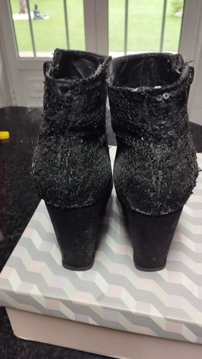 Botim tam 35, com tacão e compensação