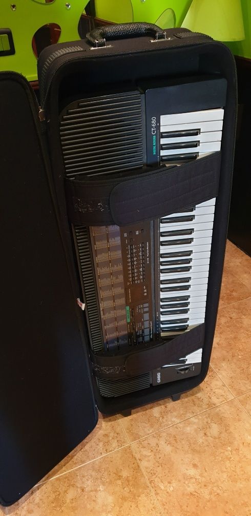 Vendo teclado Casio CT-680 e Case Gator usado em bom estado