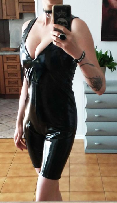 PrettyLittleThing Vinylowy kombinezon latex 36