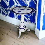 Porcelanowy stolik kawowy wykonany z porcelany kobaltowej, lata 80.