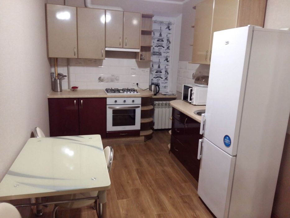 Подобова оренда квартири.. Двухкомнатная. 95 квартал, Центр, Ашан