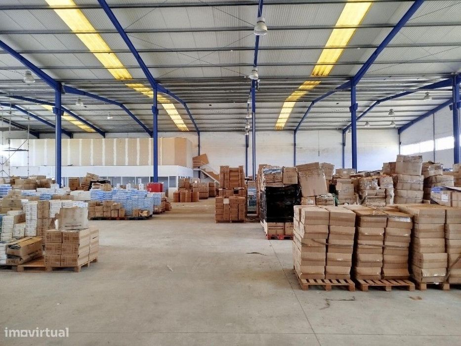 Armazém para arrendar no Porto Alto